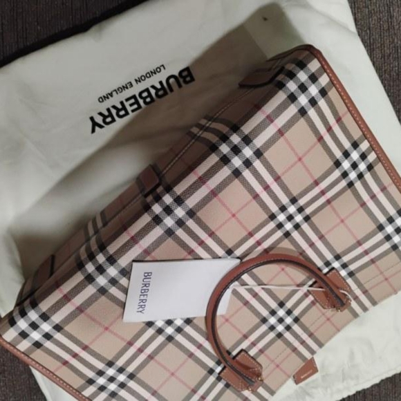 Burberry Handbags - Brand New With tags on it still never worn burberry toto Freya
